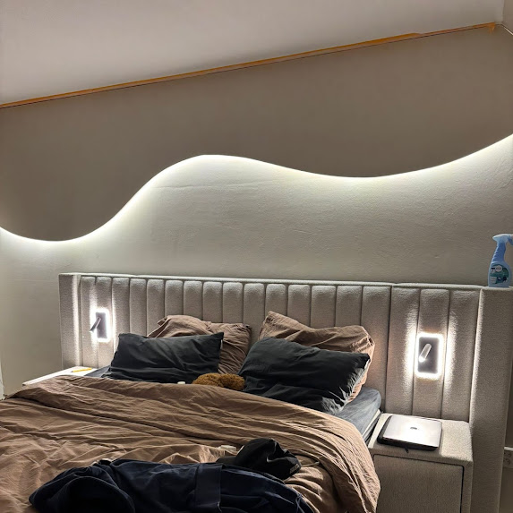 Slaapkamer met LED wandlicht