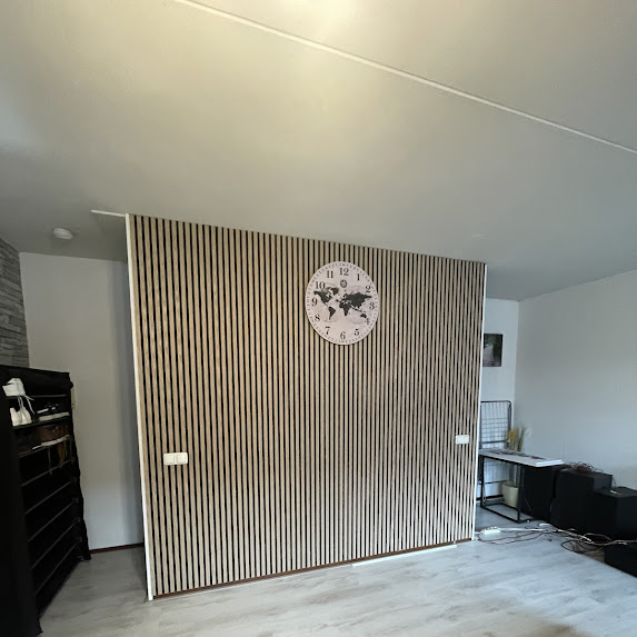 Wandbekleding met houten latten